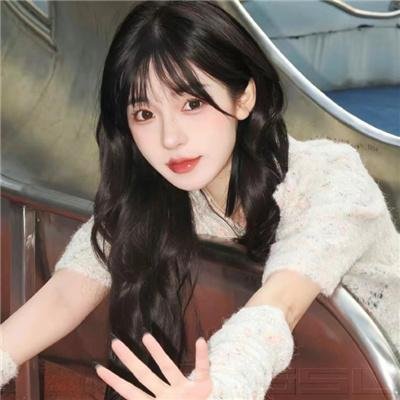 举杯畅饮的姐姐们